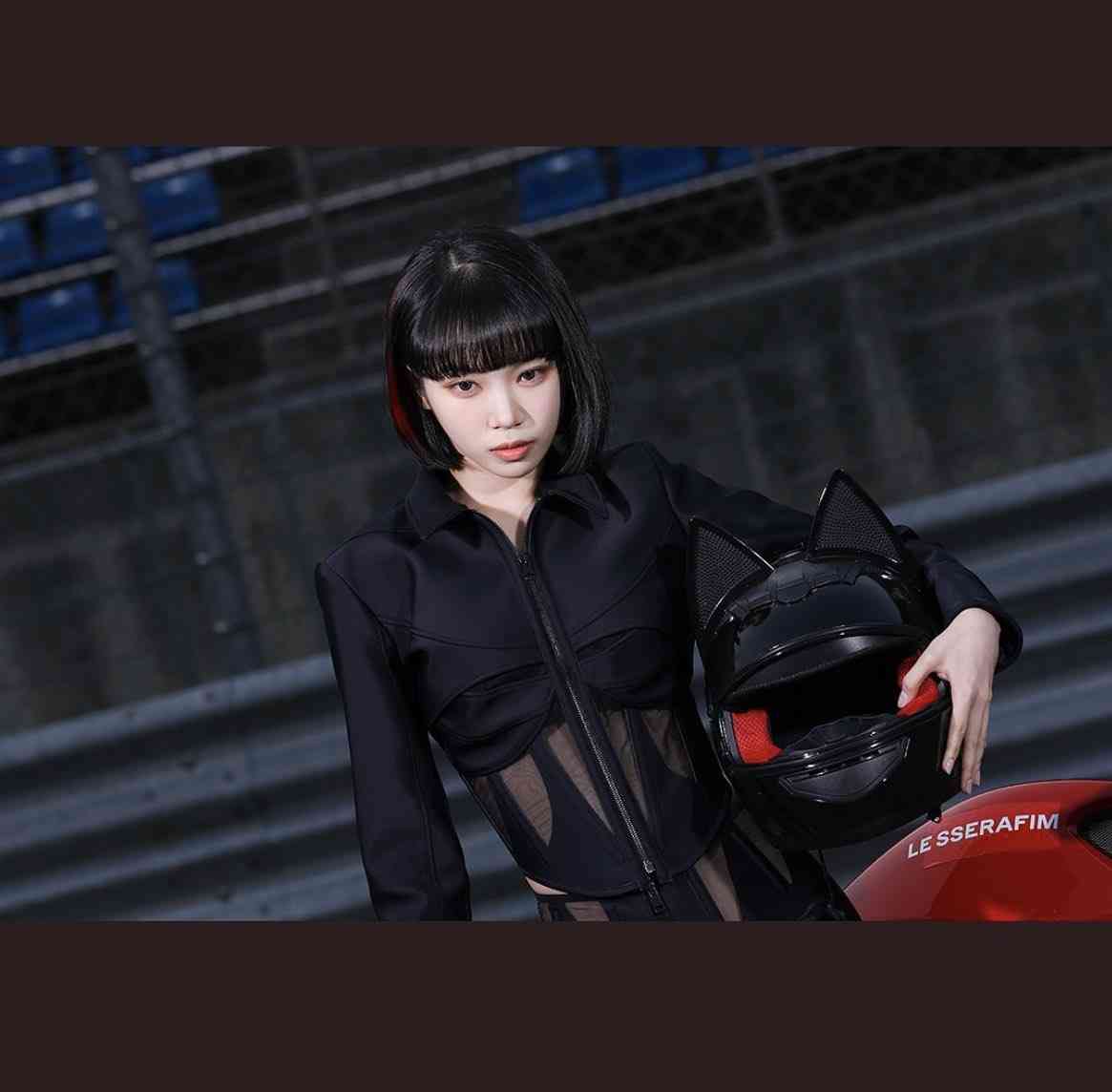 「LE SSERAFIM」宮脇咲良、暗髪＆姫カットの大胆イメチェン 美ボディ披露に「ビジュアル最強」と反響続々 