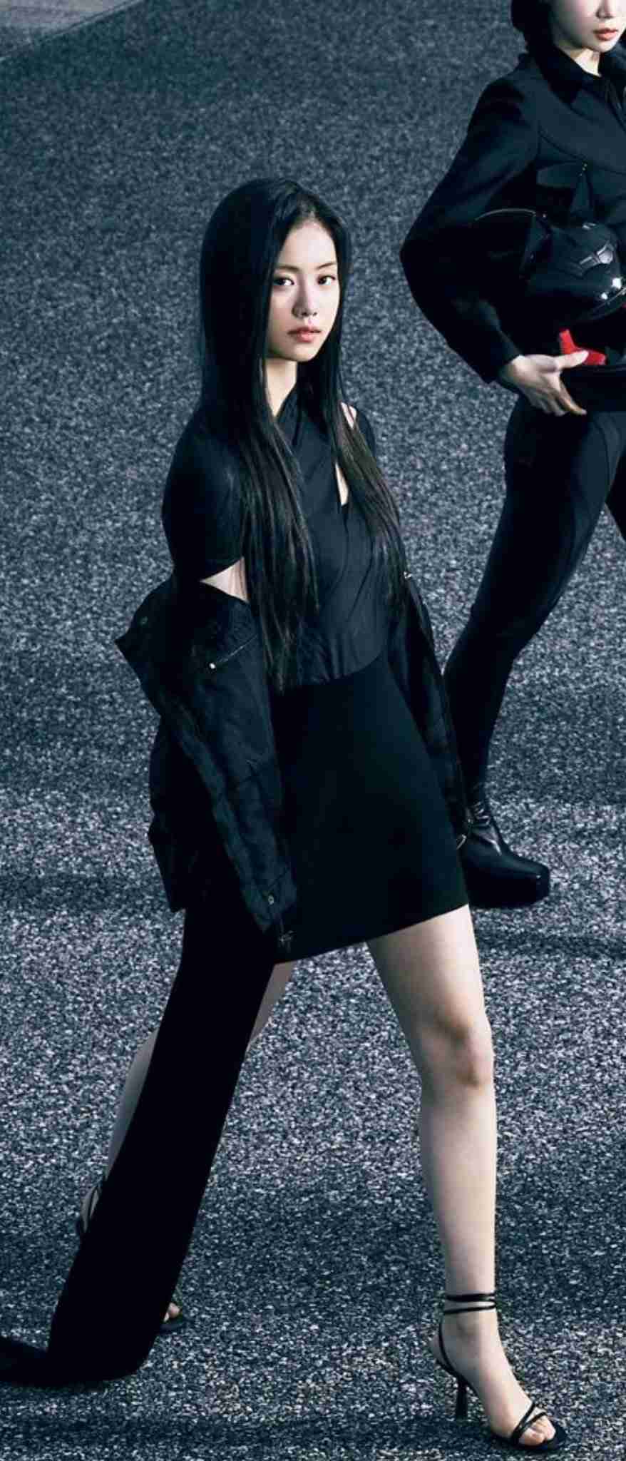 「LE SSERAFIM」宮脇咲良、暗髪＆姫カットの大胆イメチェン 美ボディ披露に「ビジュアル最強」と反響続々 