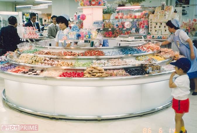 滅亡の危機に瀕する百貨店…デヴィ夫人や泉麻人氏らに聞く再生のカギ「全フロアをデパ地下にしちゃえばいい」