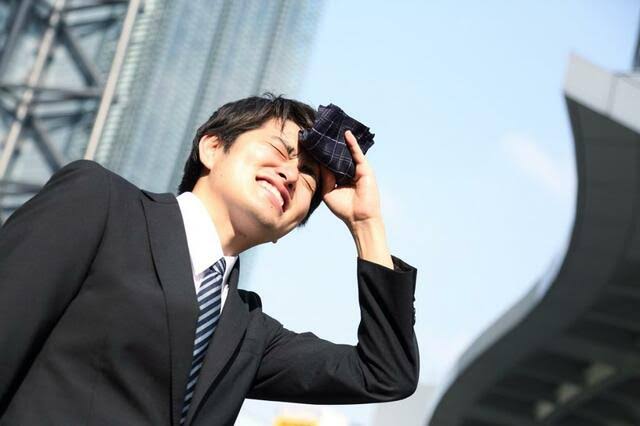 「男性だからとネクタイを強制され、毎日毎日肩凝りで死にそうです」息苦しさを感じる男性たち