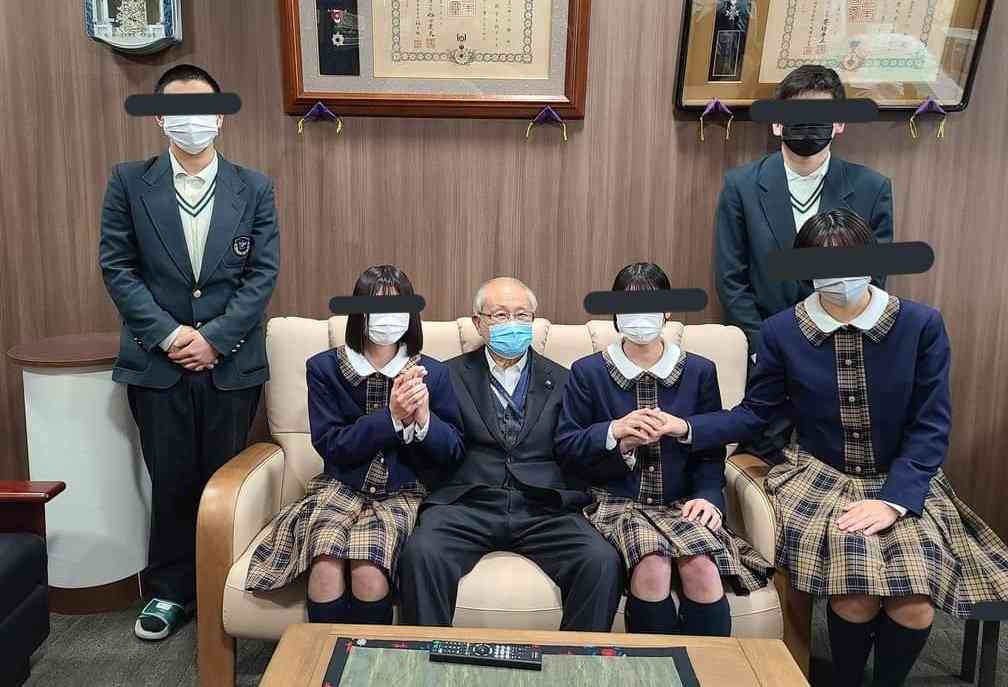 サッカー強豪校で暴行の動画 コーチか 生徒を殴る蹴る 寮内で? 「暴力は日常」の声も
