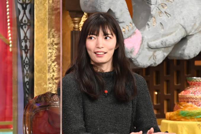 仲村トオル＆鷲尾いさ子夫妻の長女・美緒、ワンショルダーのドレス姿披露「お仕事で密度の濃い素敵な時間」