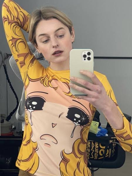 エマ・コリン、風船ブラ付きドレスでオリヴィエ賞授賞式に登場 「シュレックの耳?」「素晴らしい!」