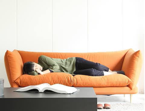 不健康になる2つの睡眠方法。「寝返りが打てないソファーでの睡眠」はNG