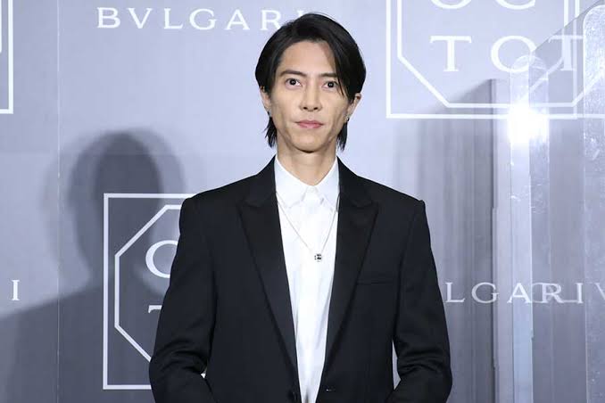 深田恭子、春らしいブルーのワンピースで魅了 思いを込めてハートも描く