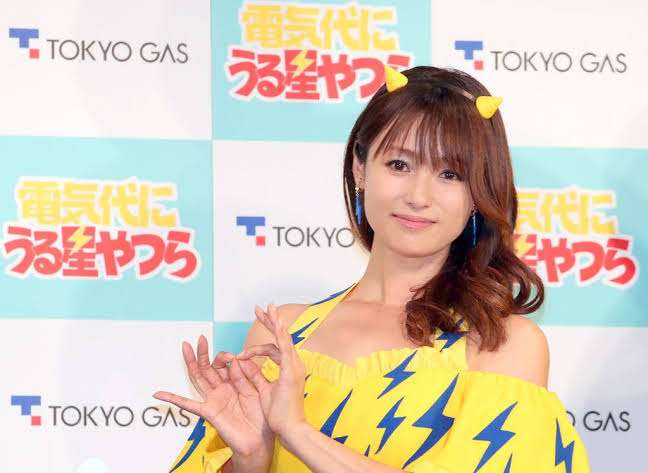 深田恭子、春らしいブルーのワンピースで魅了 思いを込めてハートも描く