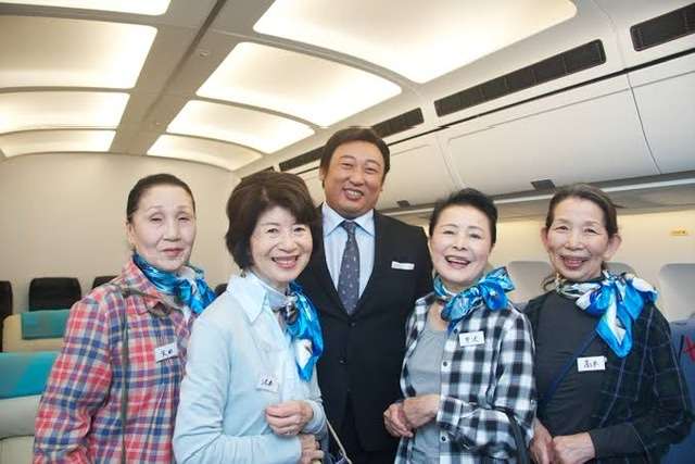 上空で転倒して骨折のCA、客室乗務員が「若い女性」である必要はあるのか?