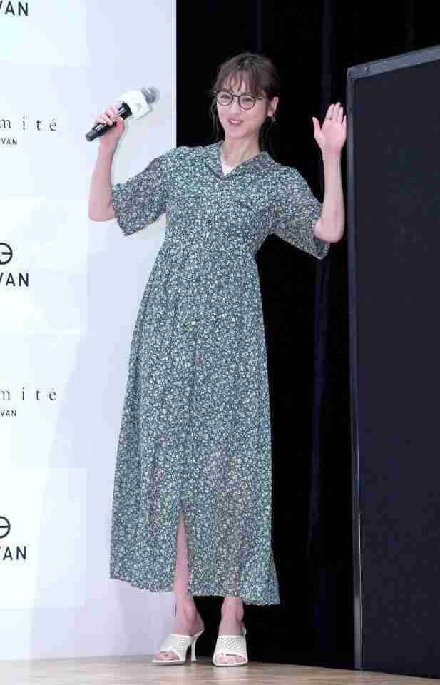 佐々木希　アイウェアブランドとコラボアイテム発売「メガネはファッションの一部」