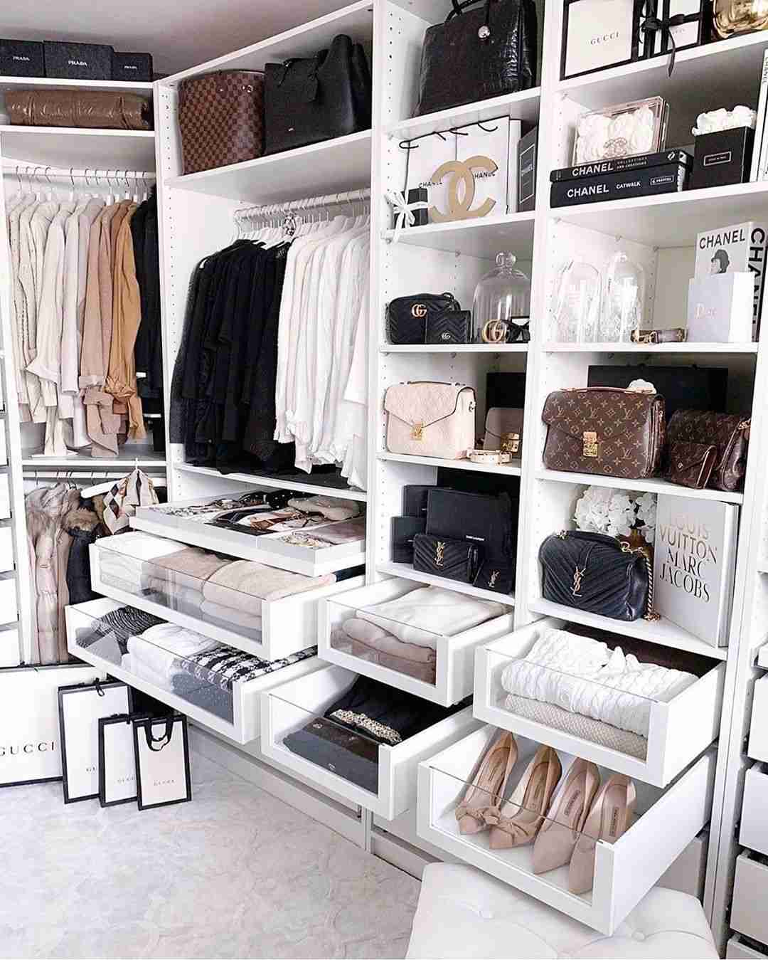洋服の衝動買いが止まらない!洋服をほとんど買わない人の心理って?