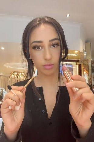 デパートのサンプルで化粧する女性　「人の目は気にしない」と10万円のクリームを…