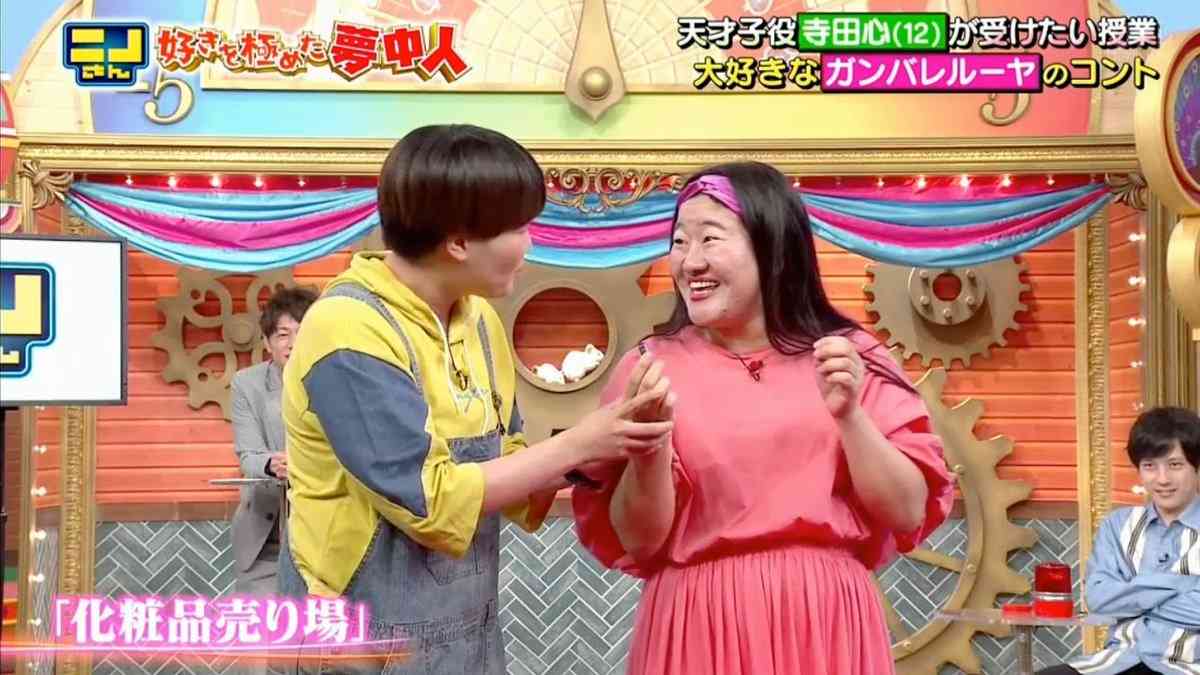 デパートのサンプルで化粧する女性　「人の目は気にしない」と10万円のクリームを…