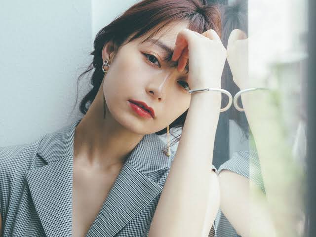 西山茉希「グレージュ×オン眉」「市販カラー」の新ヘア披露に「可愛い」「とってもよい感じ」の声