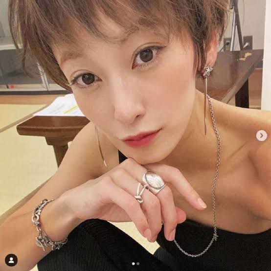 西山茉希「グレージュ×オン眉」「市販カラー」の新ヘア披露に「可愛い」「とってもよい感じ」の声