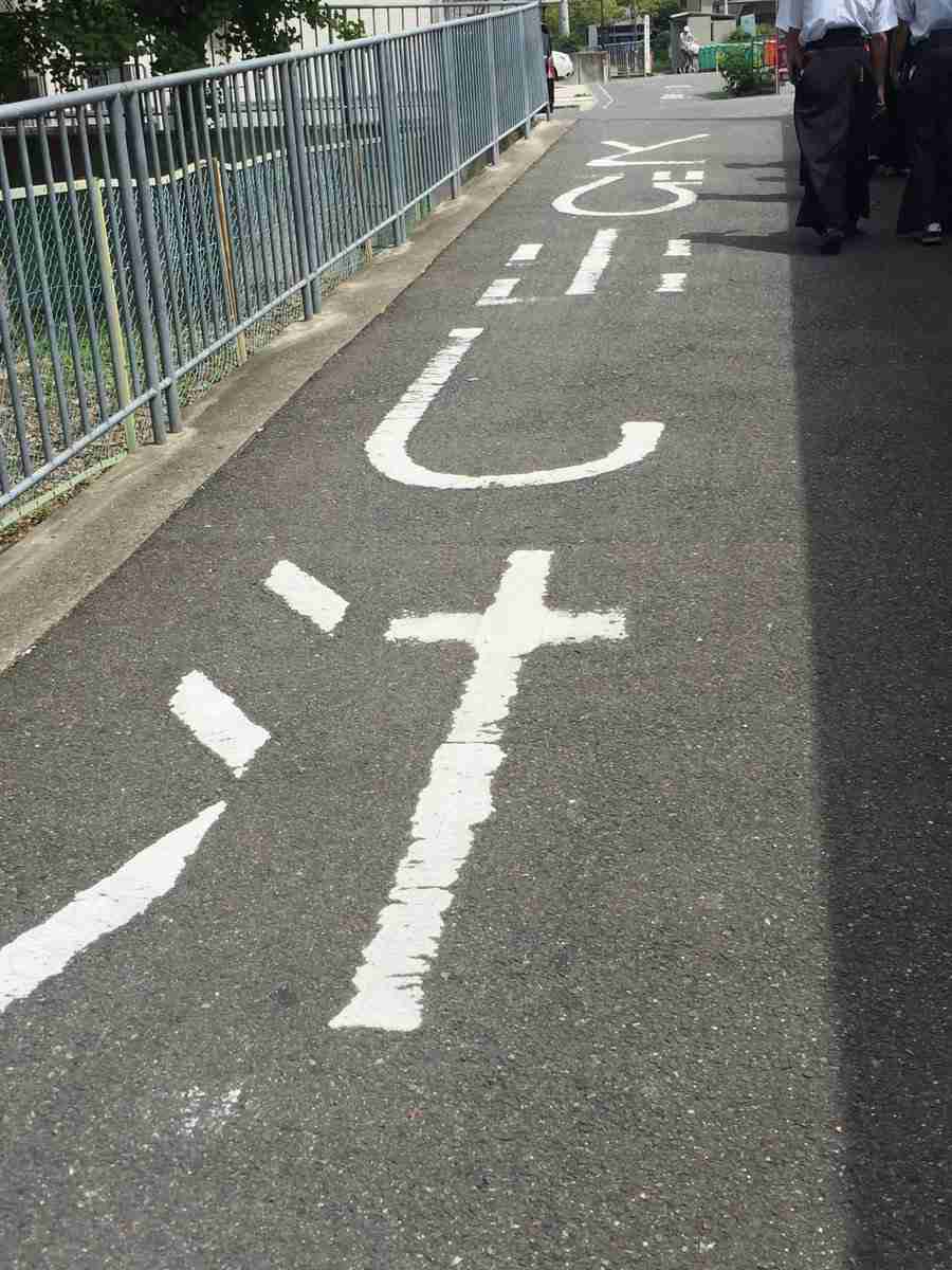 「止まれ」ではなく「トマト」の表示が道路に…“事故につながる危険も”　広島市