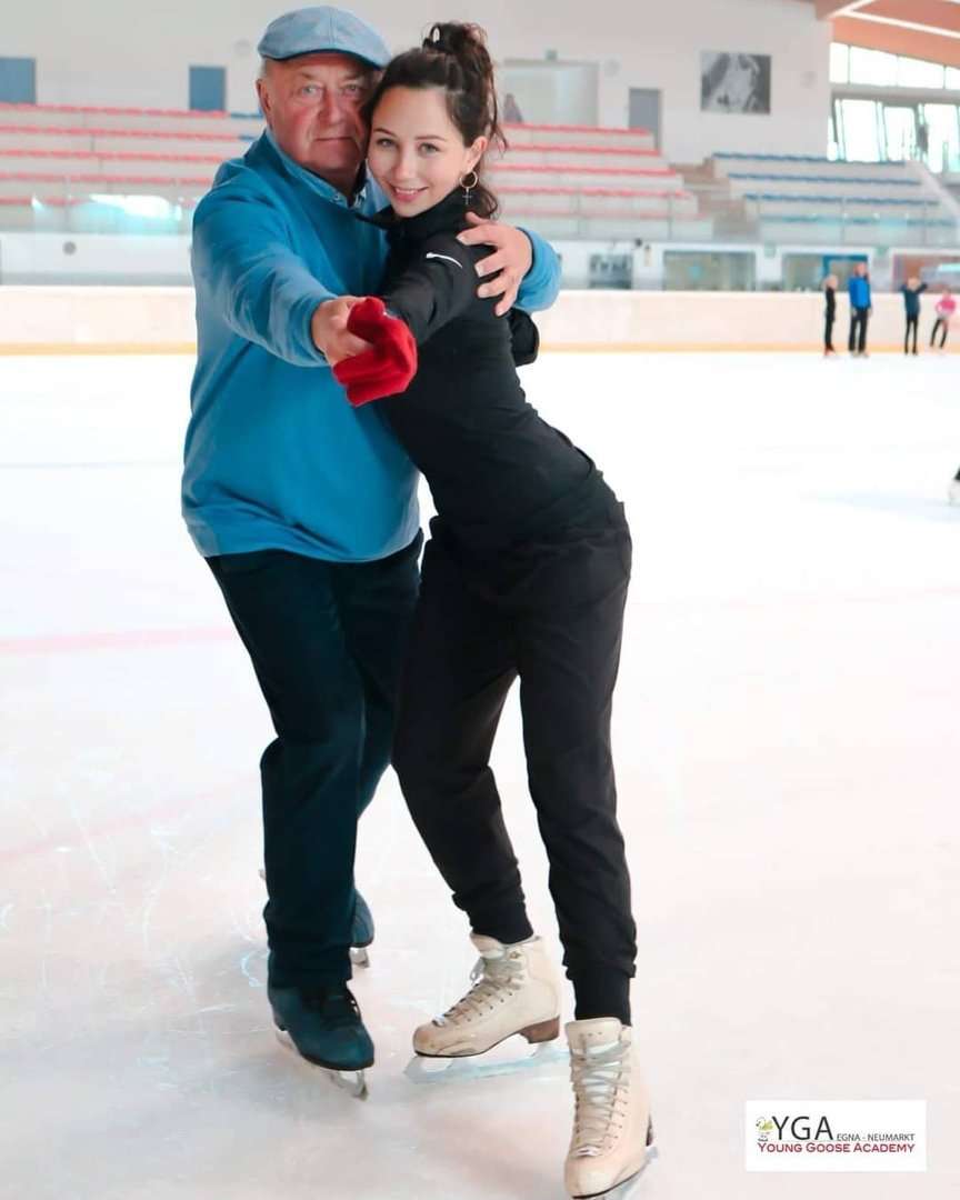 元世界女王トゥクタミシェワ、25歳で4回転も納得の肉体美 黒ビキニプール上がり姿に「感服」