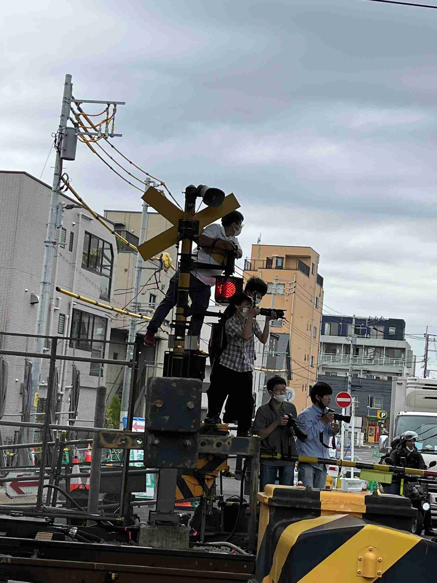 遮断機によじ登り...危険すぎる「迷惑撮り鉄」の所業　運転士は公開説教、警察出動の騒ぎに