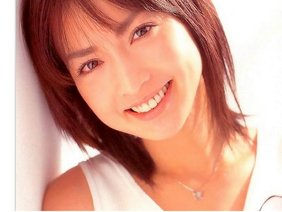 長谷川京子、43歳の超ミニ！  美脚な私服姿に反響「美人で美脚、言う事なし」「唇がセクシー」