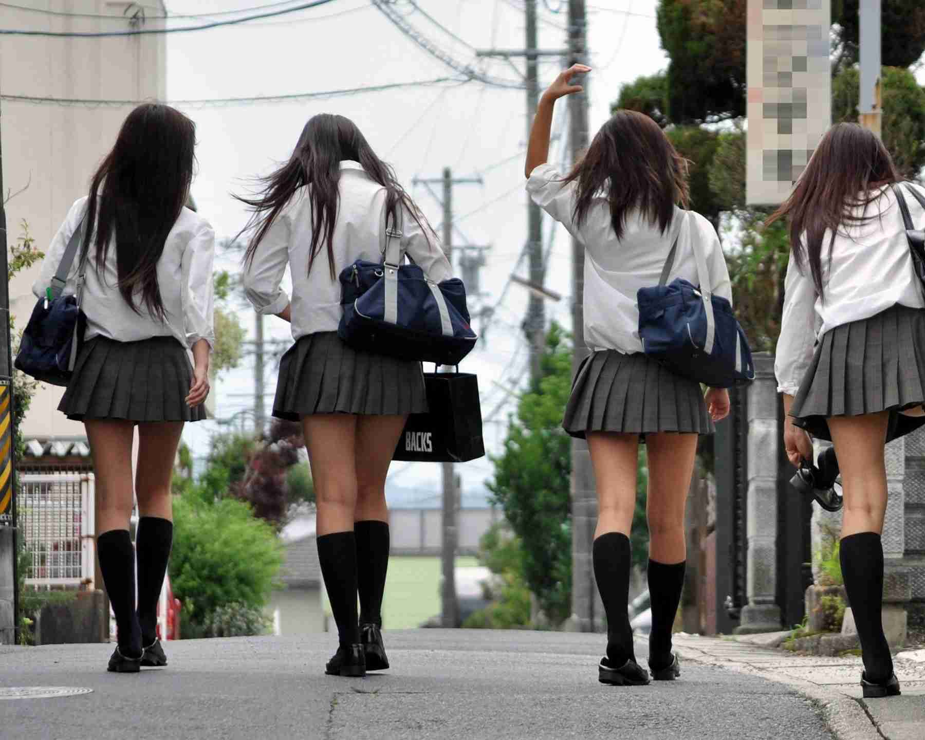 「私だってスカートをこんなに短くしたくない」大人にはわからない…女子高生が短いスカートをはく本当の理由