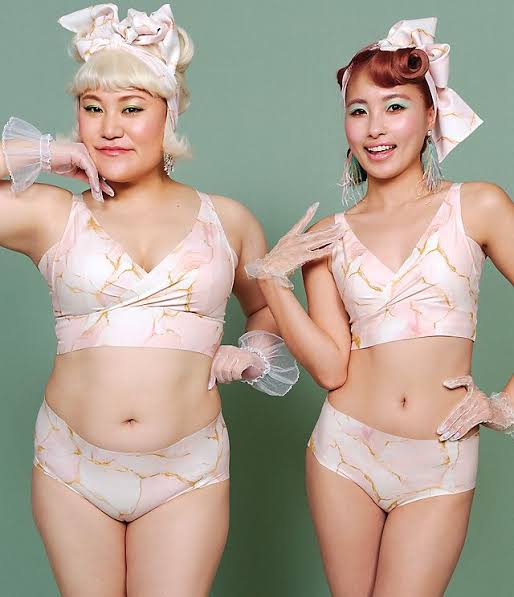 佐藤晴美＆ゆりやん『PEACH JOHN』新ビジュアル公開 花に囲まれ爽やか笑顔