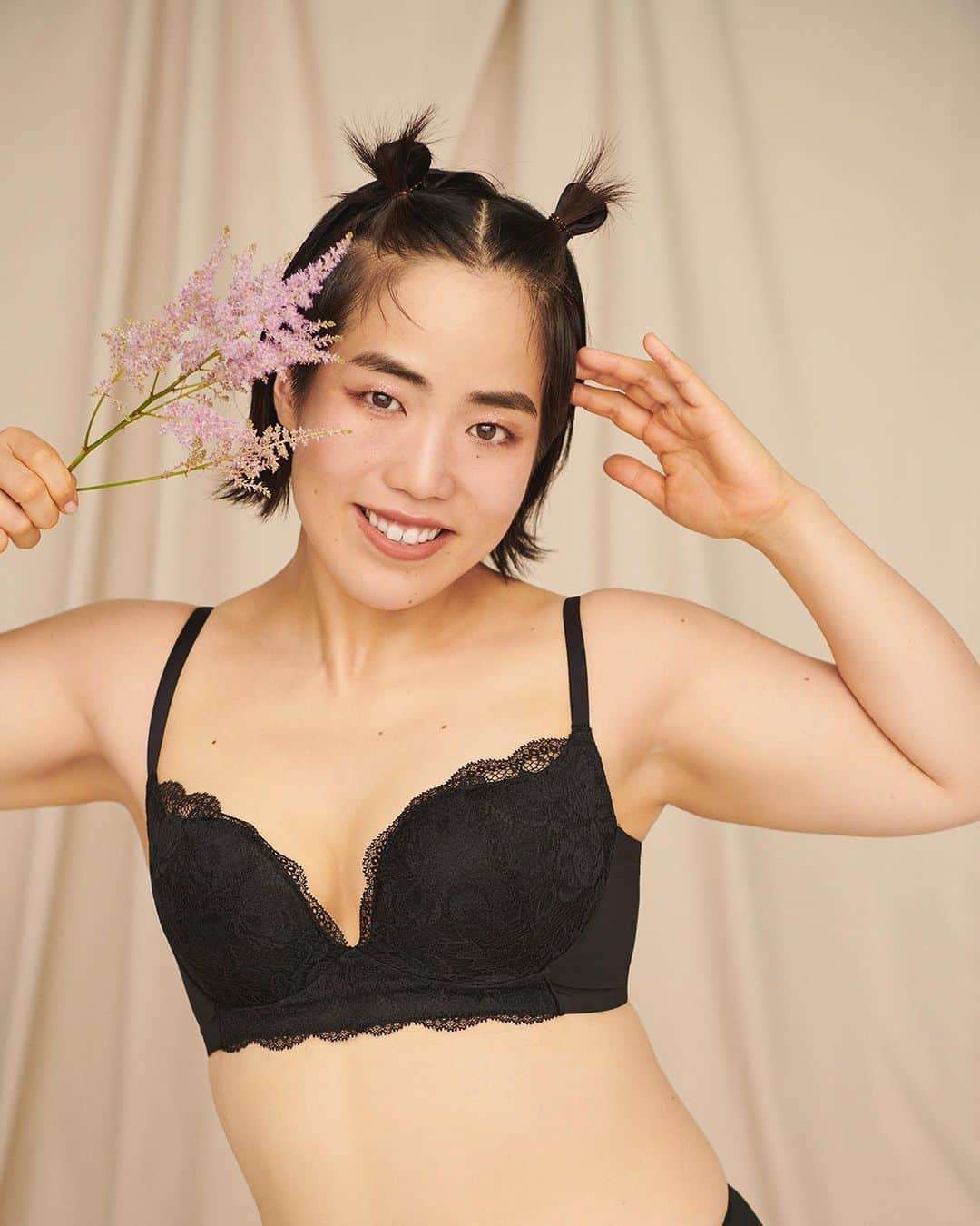 佐藤晴美＆ゆりやん『PEACH JOHN』新ビジュアル公開 花に囲まれ爽やか笑顔