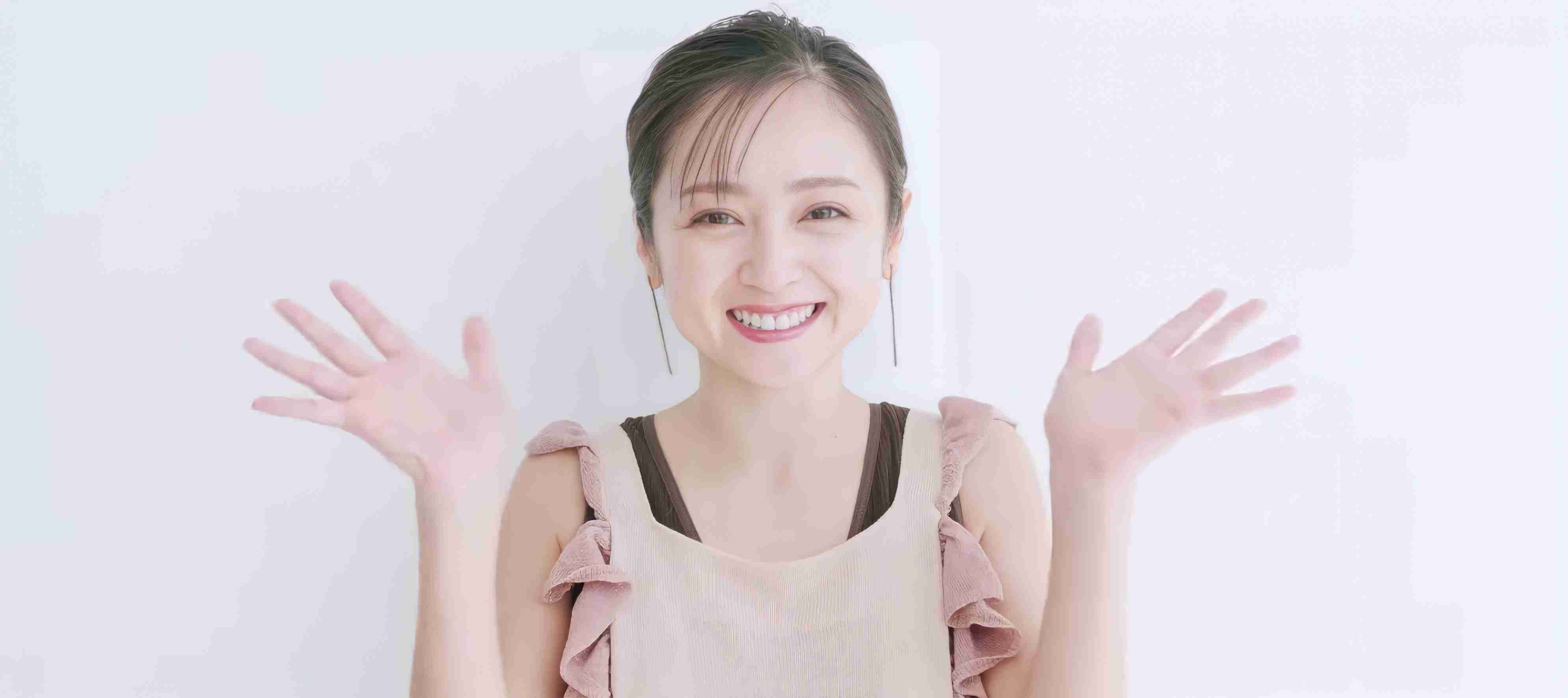 “奇跡の40歳”安達祐実「ほうれい線も深くなりましたけれど…」 変わらない愛らしさ&美しさを披露