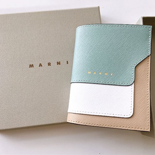 ユニクロの「マルニ」コラボ、行列先頭客は5時から並んだユーチューバー2人組