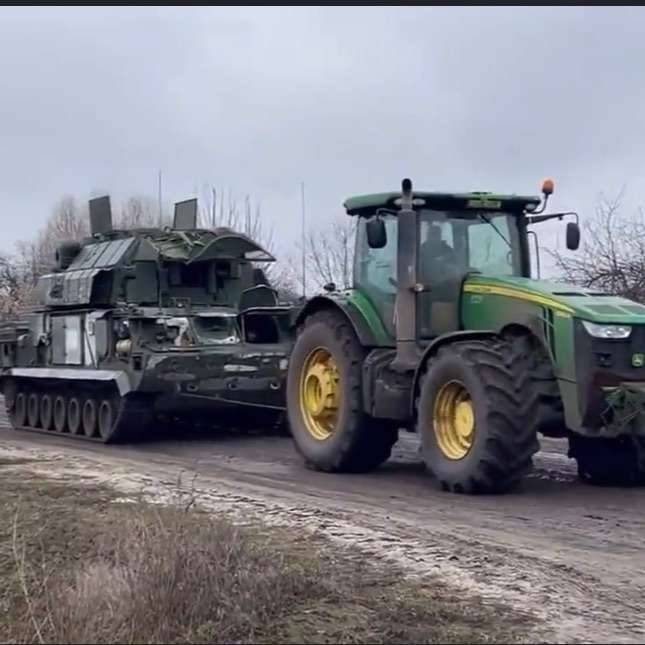 ロシア軍が盗んだ大量の農業機械、遠隔ロックで使用不能に ウクライナ関係者証言