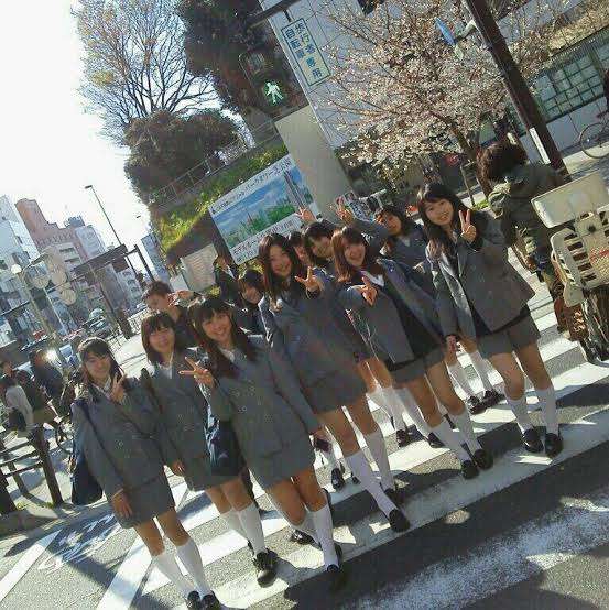 神戸の夏の風物詩　伝統のワンピースに衣替え　松蔭中・高の生徒ら、爽やかに通学