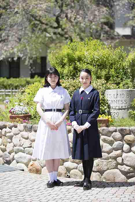 神戸の夏の風物詩 伝統のワンピースに衣替え 松蔭中・高の生徒ら、爽やかに通学