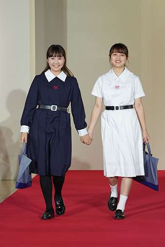 神戸の夏の風物詩 伝統のワンピースに衣替え 松蔭中・高の生徒ら、爽やかに通学