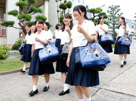 神戸の夏の風物詩　伝統のワンピースに衣替え　松蔭中・高の生徒ら、爽やかに通学