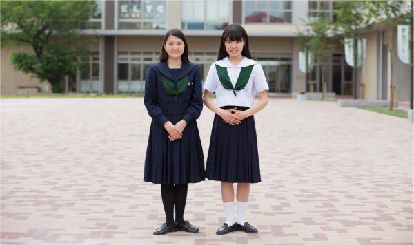 神戸の夏の風物詩　伝統のワンピースに衣替え　松蔭中・高の生徒ら、爽やかに通学