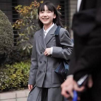 神戸の夏の風物詩　伝統のワンピースに衣替え　松蔭中・高の生徒ら、爽やかに通学