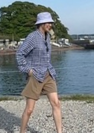 井川遥　女優のGW　虫捕りのような短パン姿　のどかな海辺の町「スタイルの良さにうっとり」