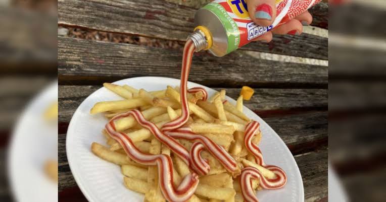 「フライドポテトにケチャップを付けるとき…あなたはどっち派?」