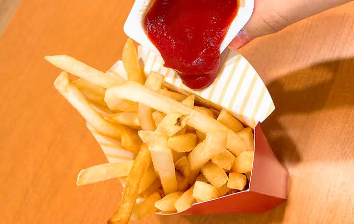 「フライドポテトにケチャップを付けるとき…あなたはどっち派?」