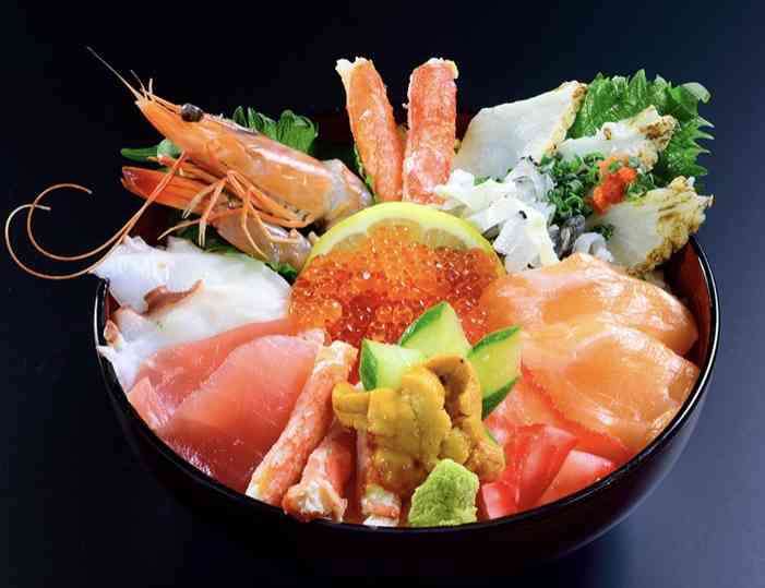 水産専門記者の証言「海鮮丼は日本全国、どこで食べてもほぼ同じ」なワケ
