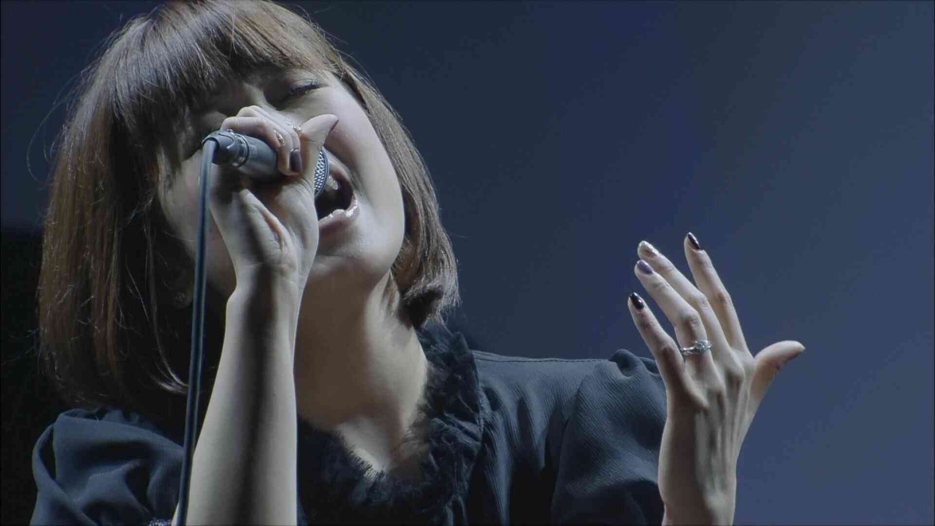 会社に婚約指輪をつけていくのはアリですか？