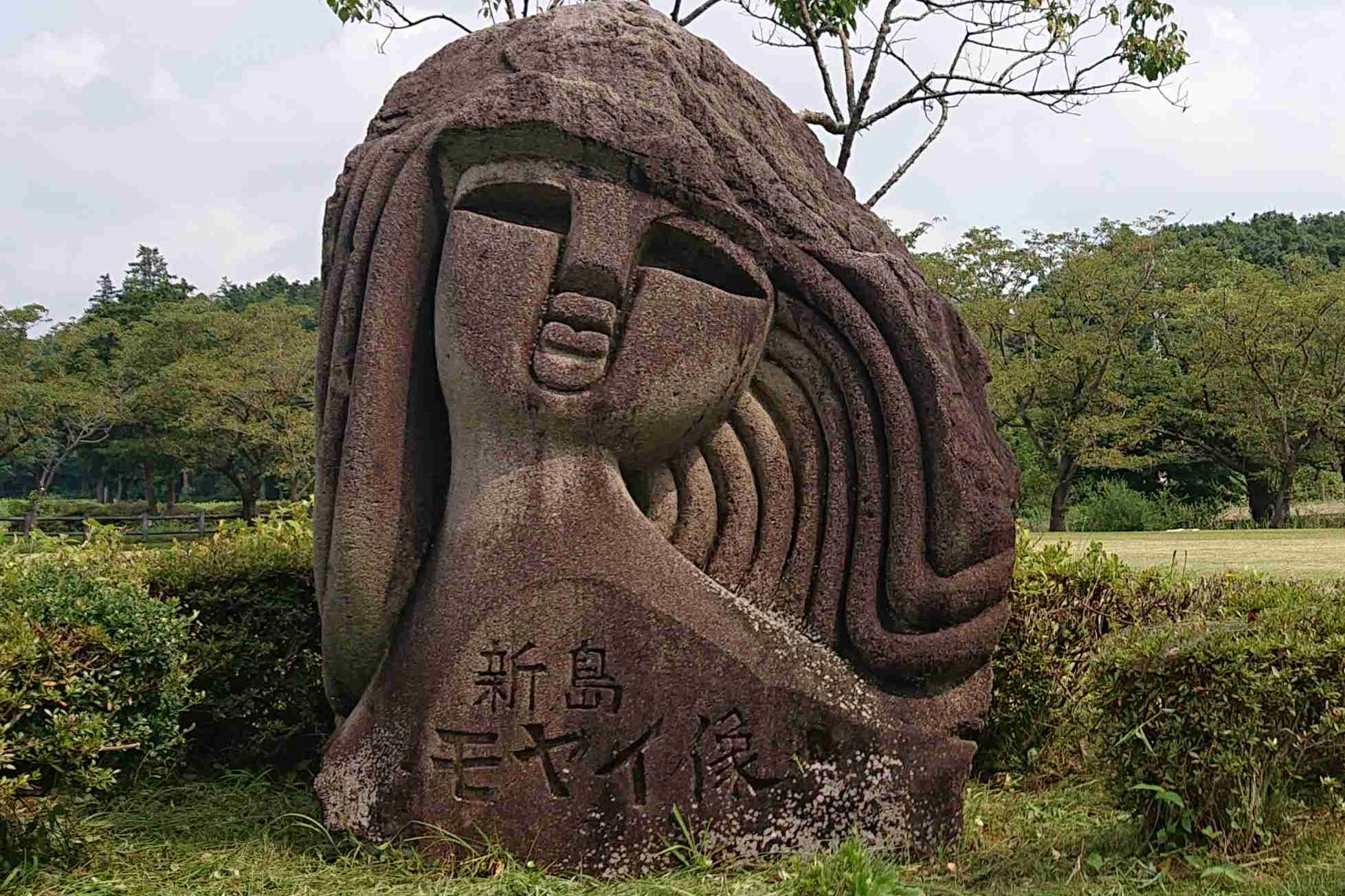 森で偶然発見されたミステリアスな“女神像” これぞ令和の「七不思議」だ…