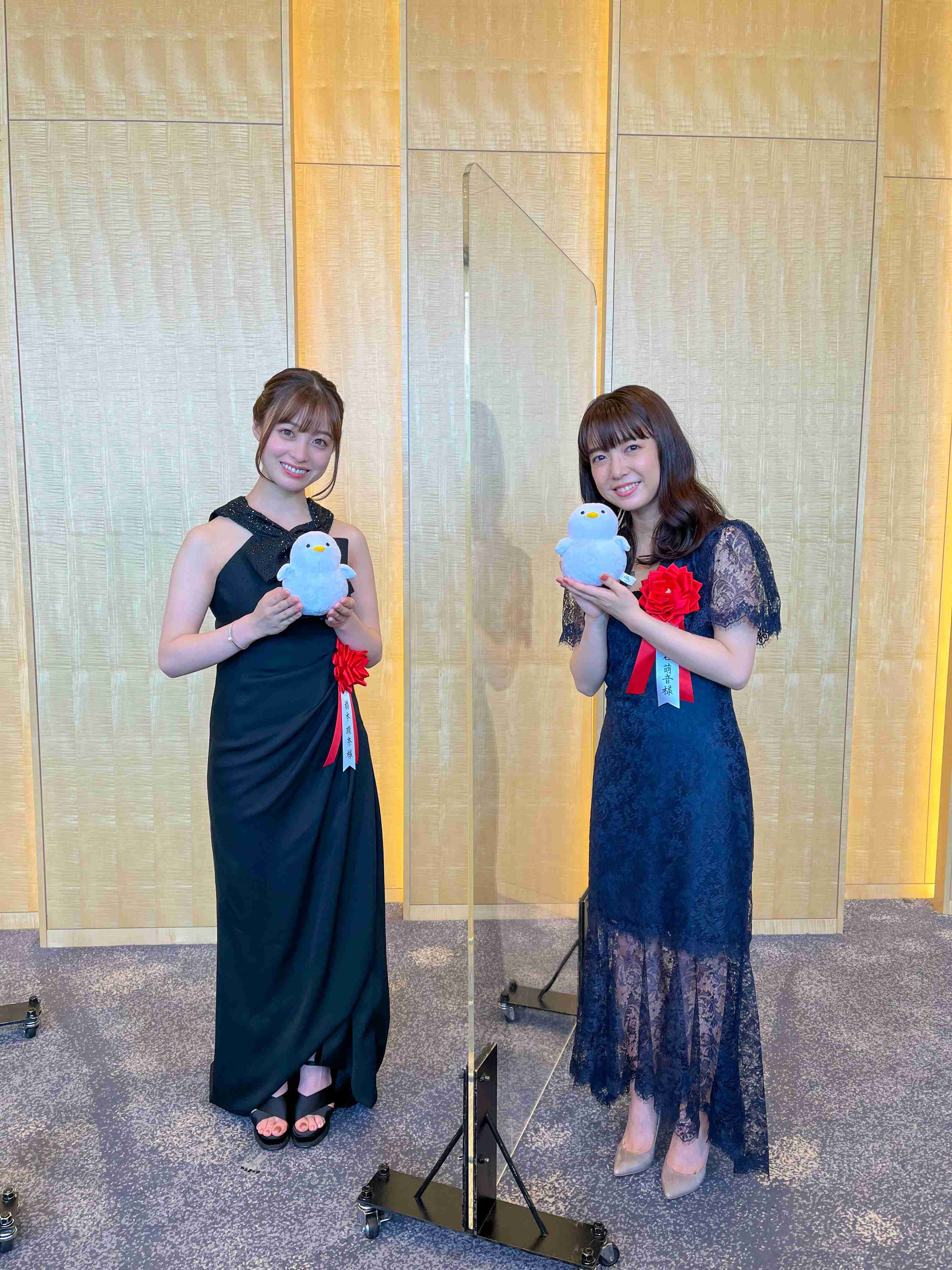 橋本環奈 深いスリットの黒ドレス、太股から白肌美脚で登場 感染から復帰舞台「号泣」と感謝