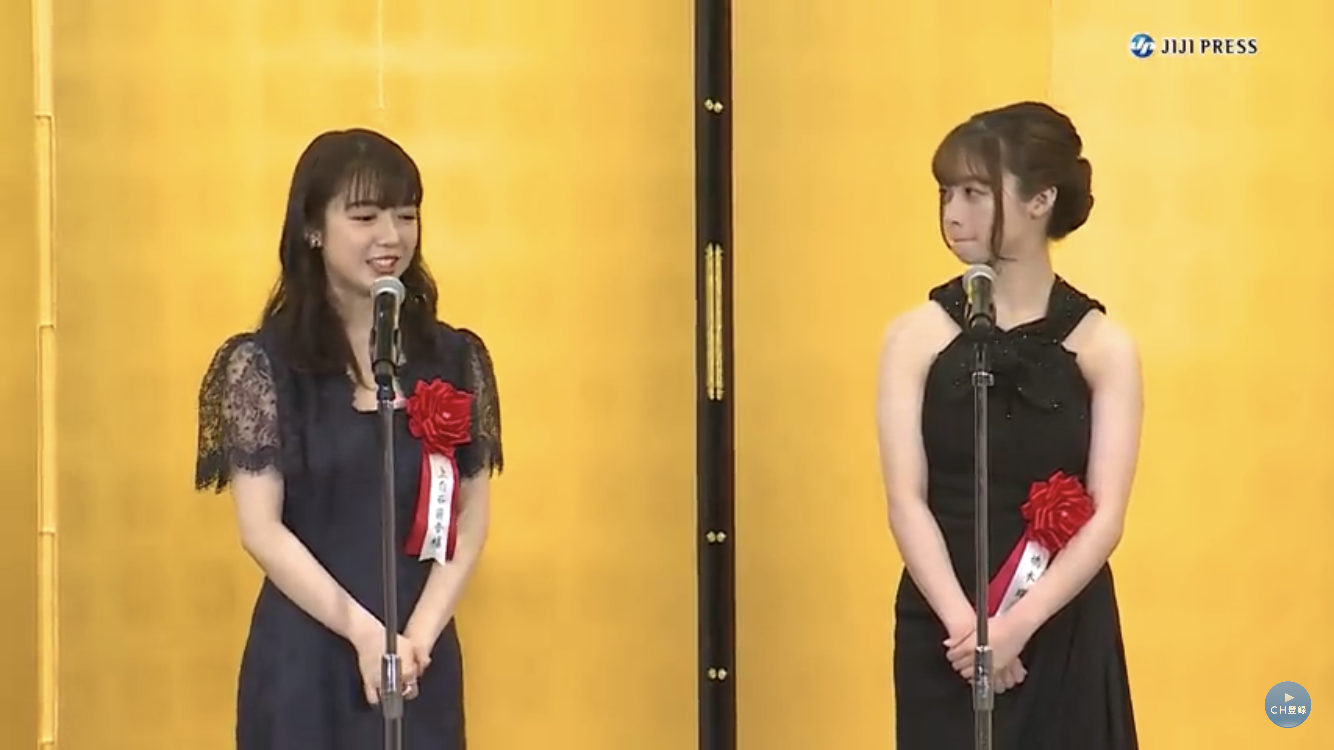 橋本環奈 深いスリットの黒ドレス、太股から白肌美脚で登場 感染から復帰舞台「号泣」と感謝