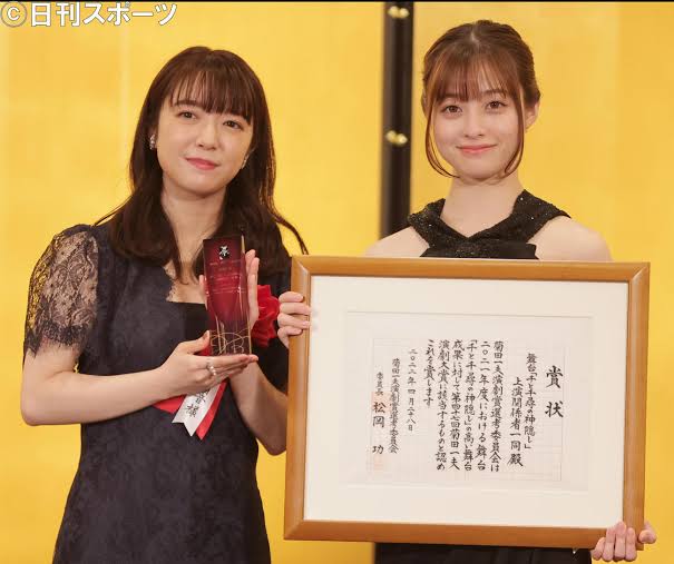 橋本環奈 深いスリットの黒ドレス、太股から白肌美脚で登場 感染から復帰舞台「号泣」と感謝
