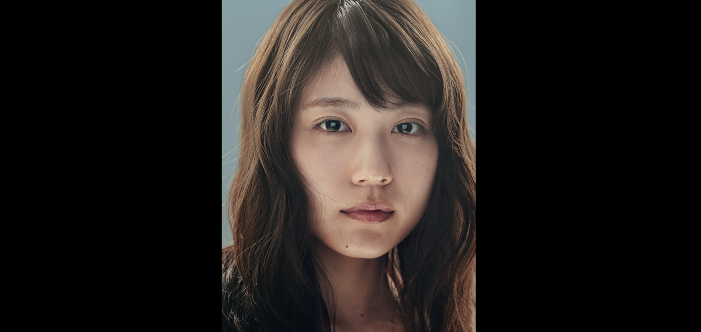 橋本環奈 深いスリットの黒ドレス、太股から白肌美脚で登場 感染から復帰舞台「号泣」と感謝