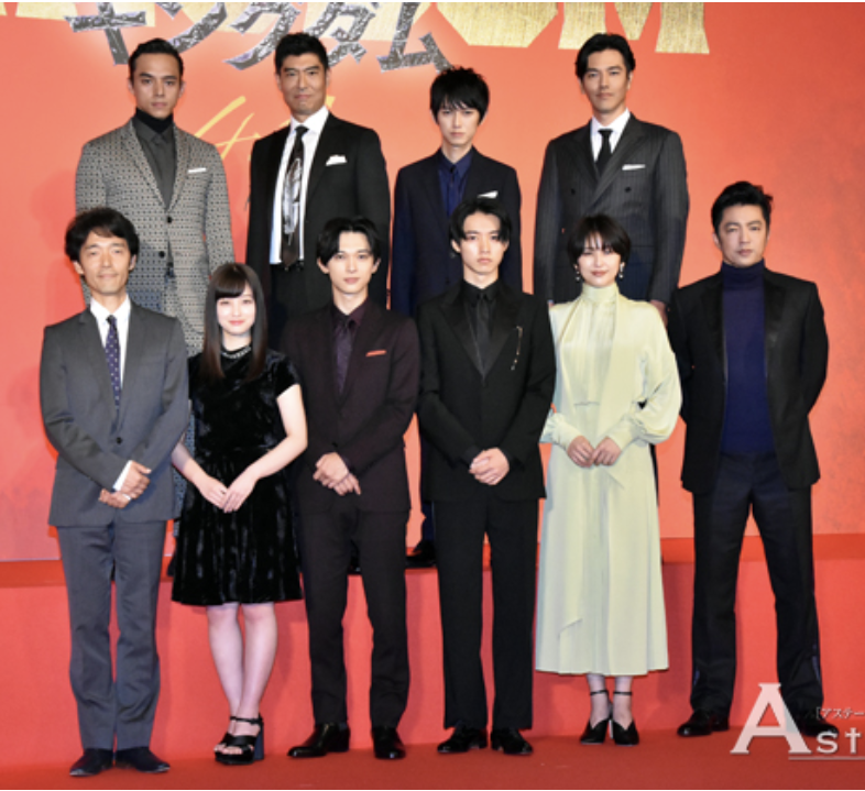橋本環奈 深いスリットの黒ドレス、太股から白肌美脚で登場 感染から復帰舞台「号泣」と感謝