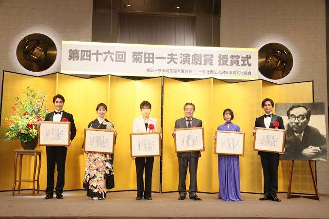 橋本環奈 深いスリットの黒ドレス、太股から白肌美脚で登場 感染から復帰舞台「号泣」と感謝