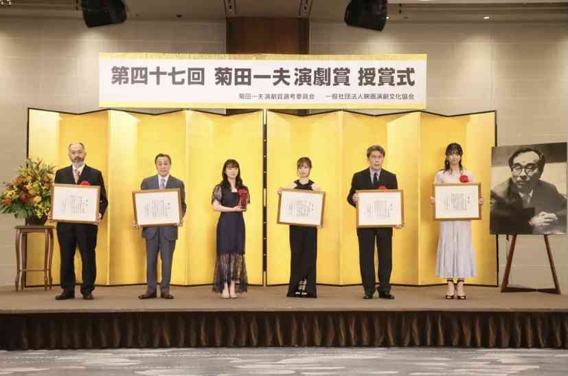橋本環奈 深いスリットの黒ドレス、太股から白肌美脚で登場 感染から復帰舞台「号泣」と感謝