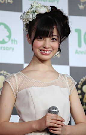 橋本環奈 深いスリットの黒ドレス、太股から白肌美脚で登場 感染から復帰舞台「号泣」と感謝