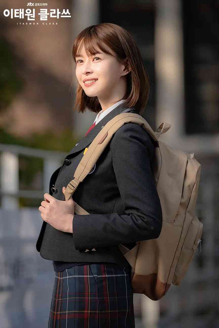 新木優子の私服が話題　「腰の位置が異常に高い」「常人には着こなせない」「いったい何頭身なの」