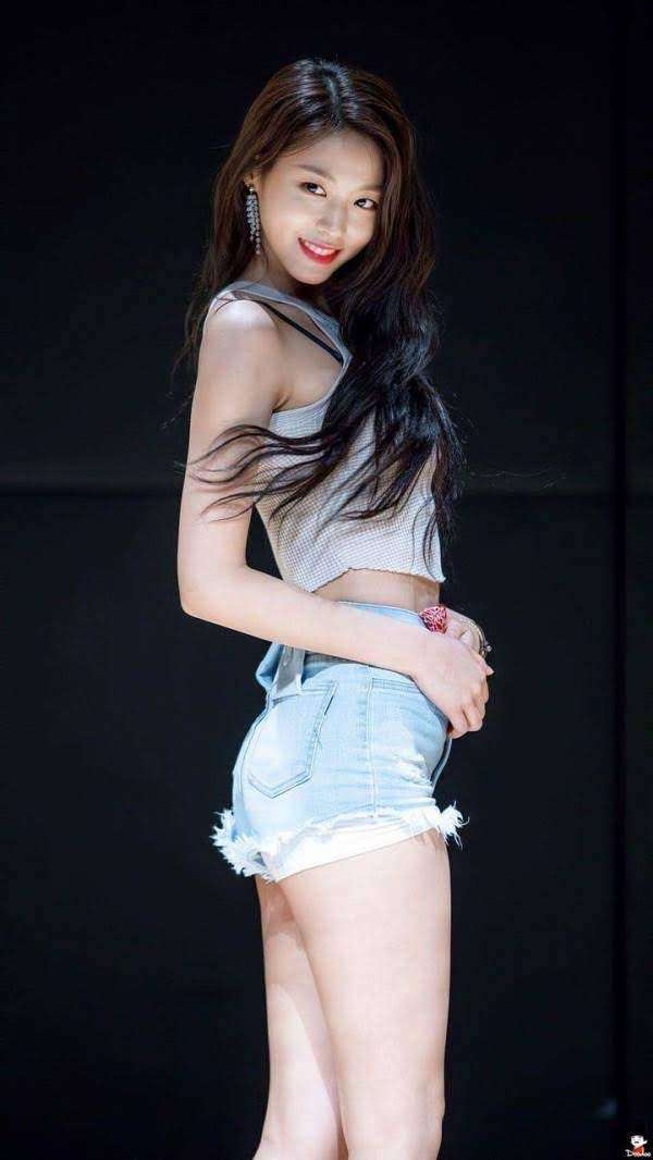 韓国でアイドル活動の宮脇咲良、印象激変の最新ショットが大反響