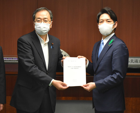 23日にも沈んだ観光船を「海進」の上へ引き上げ　費用は「全額、国が負担」国交省明かす